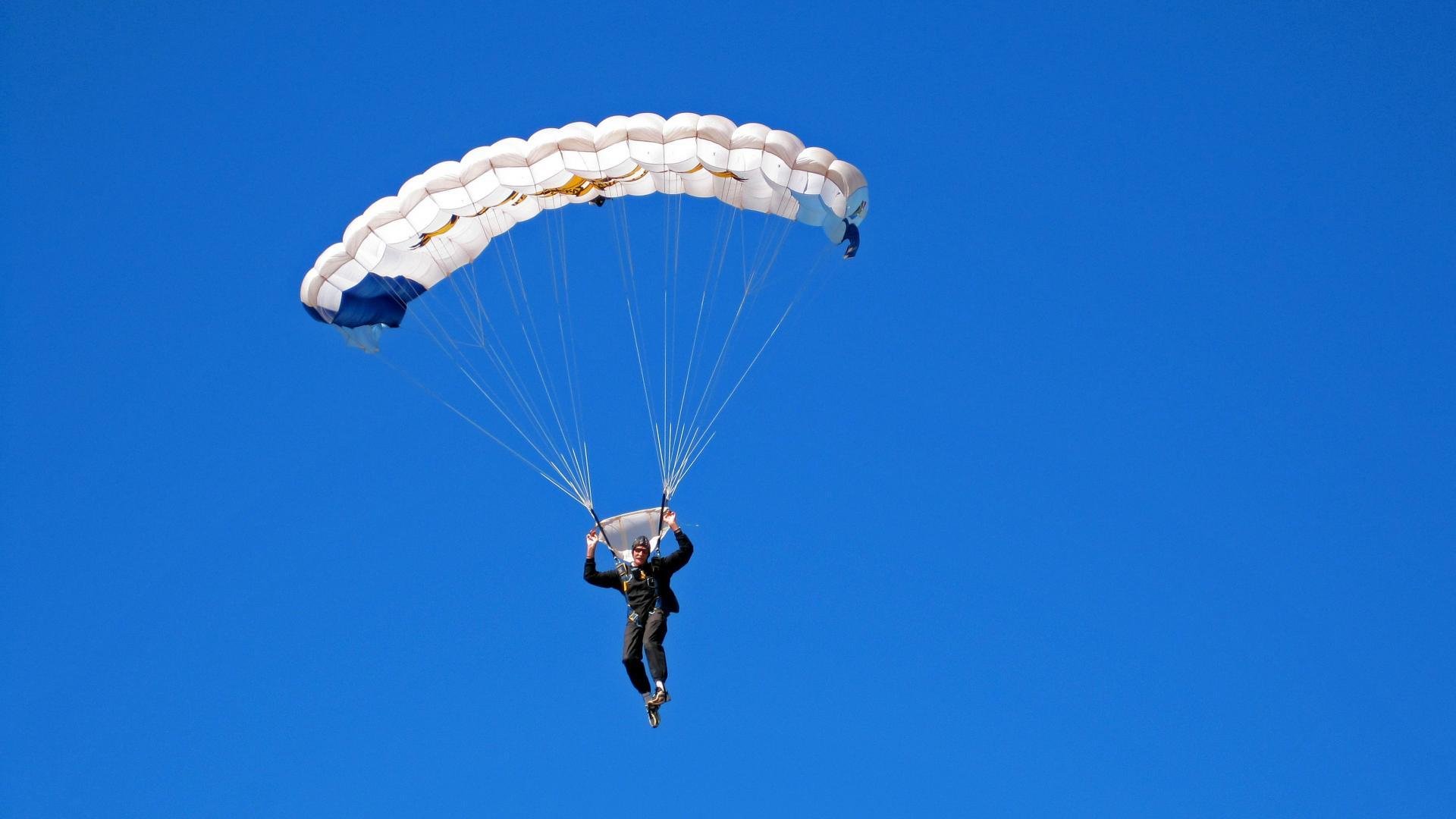 赛道上的字母哥，当勇士淘汰掘金，F1赛场见证另一种统治力