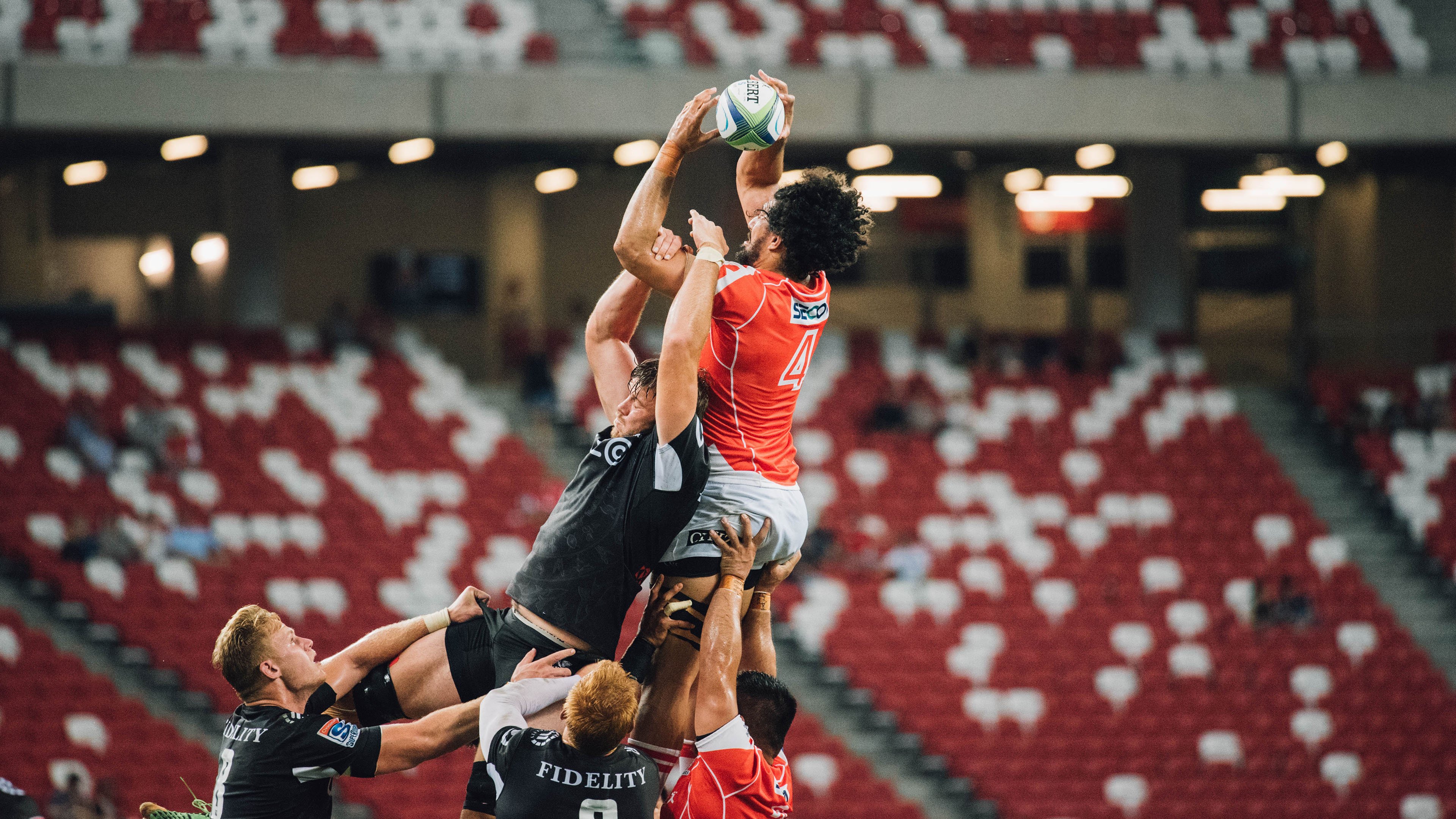 阿劳霍的子弹，F1争冠夜，一粒进球如何击碎赛道与球场的次元壁