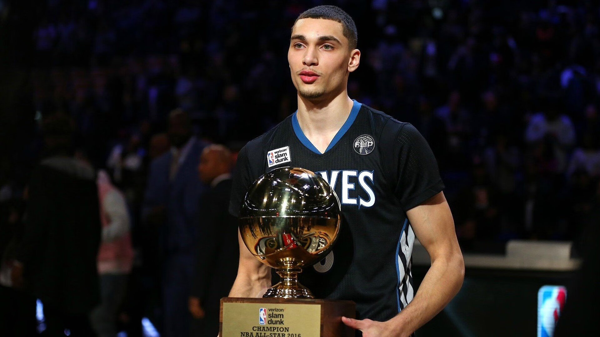 约基奇防守端锁死对手,猛龙团队压制雄鹿,现代篮球的攻防启示录